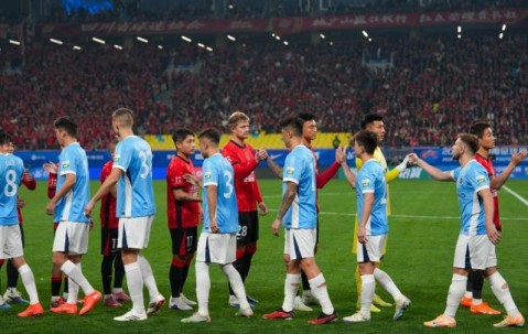 开云公司-中超揭幕战蓉城5比1新鹏城 席尔瓦两球姜至鹏染红